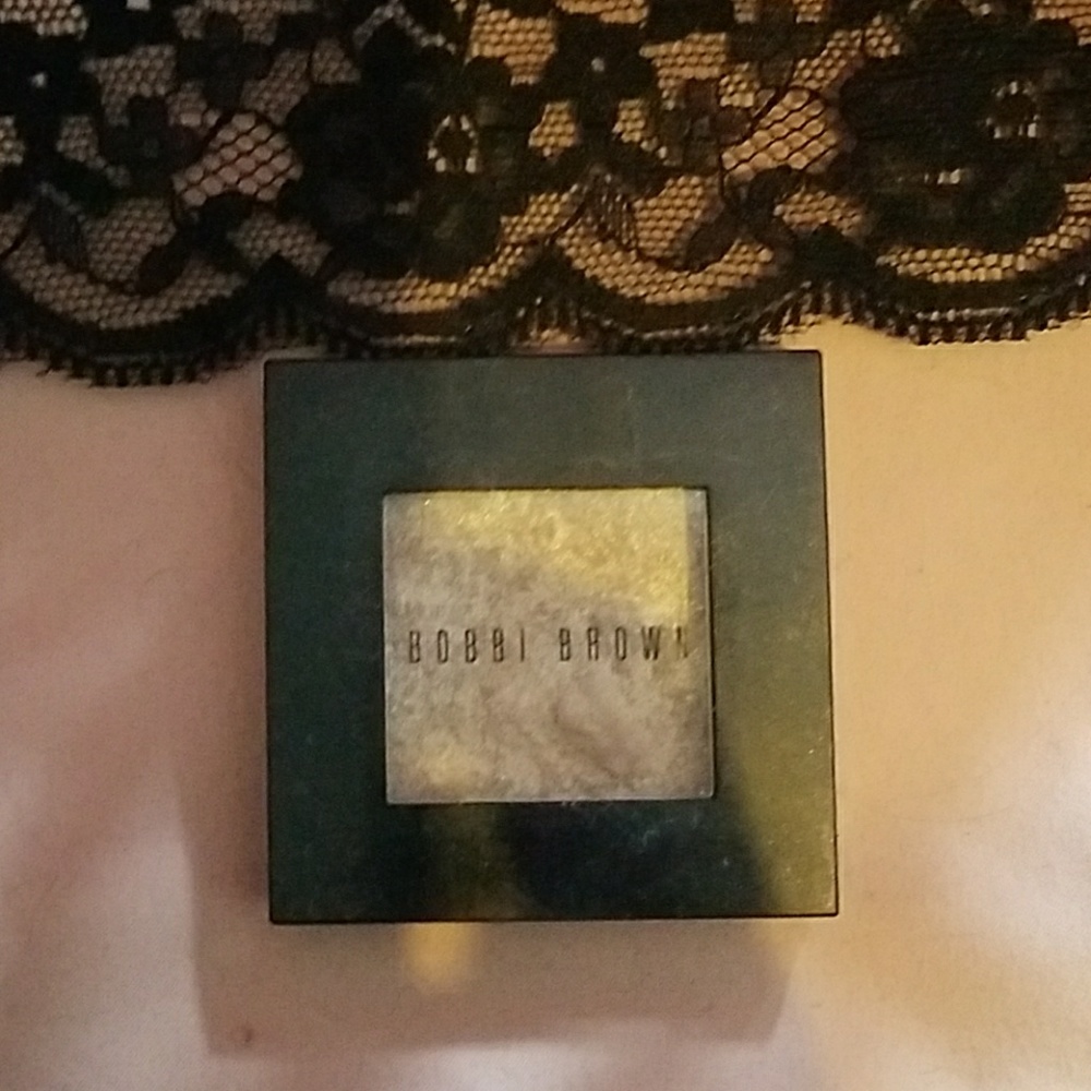 Bobbi shimmer shadow in sunlight